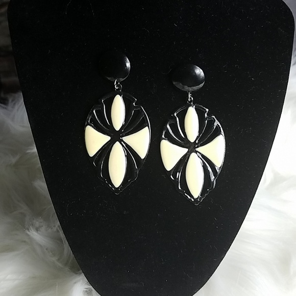 None Jewelry - Fashion earrings, cream and black pierced earings